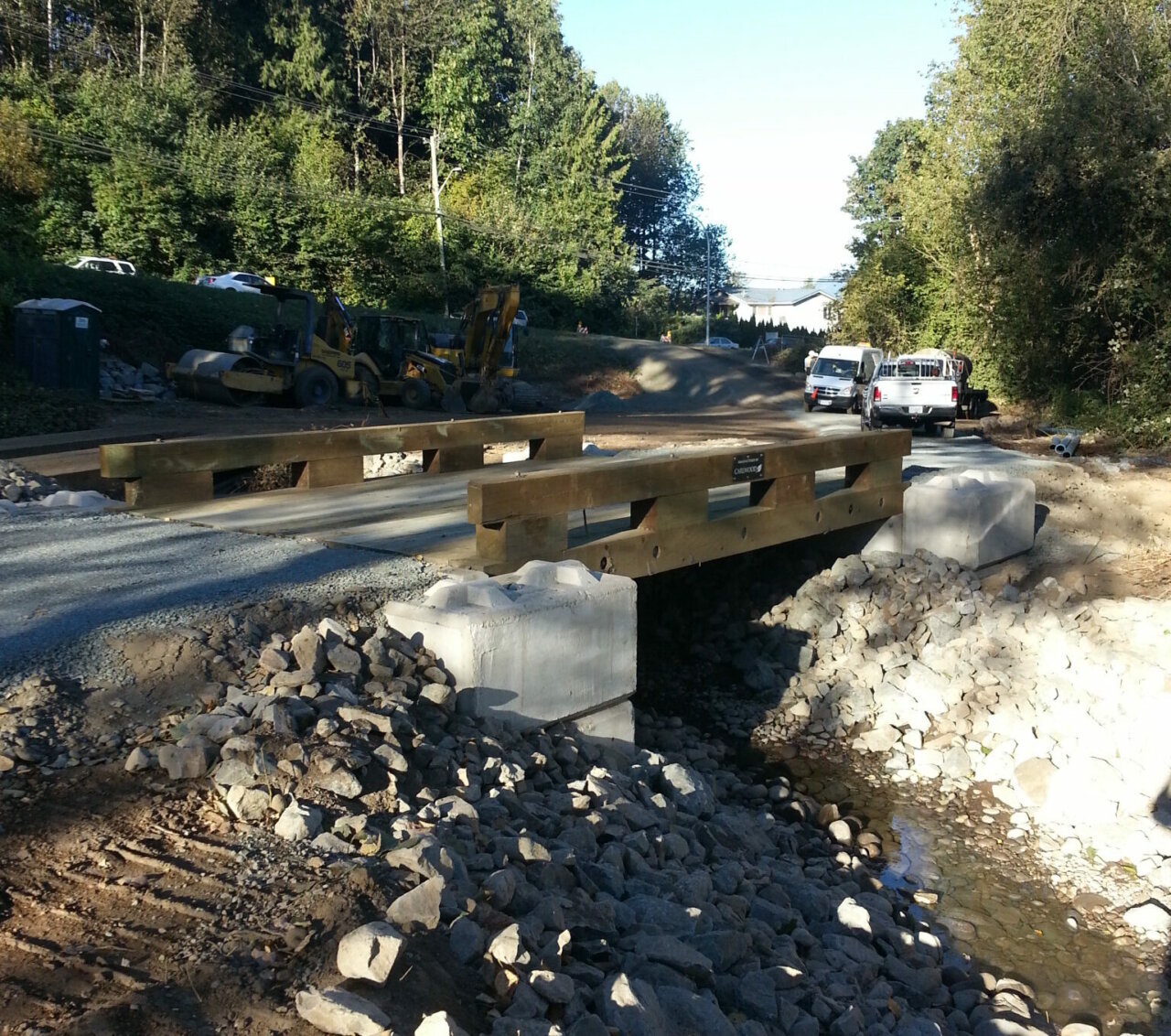 Our Heavy Duty Bridges are supplied in two pieces with pre-installed curbs, minimizing machine time on-site.